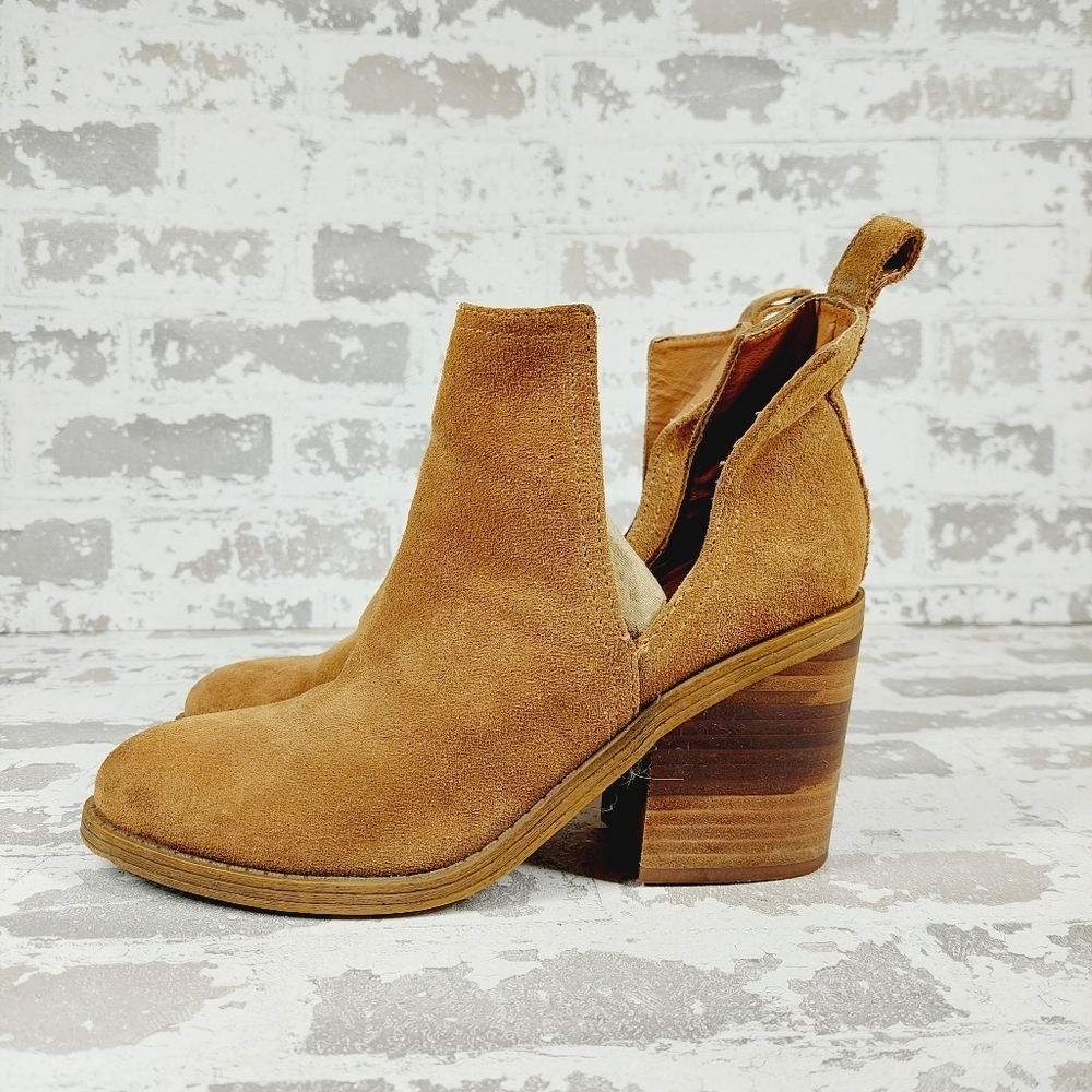 Steve Madden Sharini Tan Suede Cut-Out Notch Block Heel Ankle Booties H936